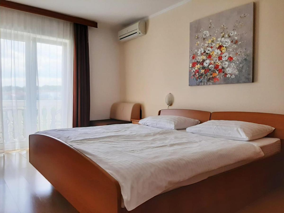 Pansion Katarina Bed & Breakfast Малинска Екстериор снимка